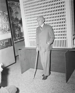 CB2 Style Inspiration Drucke: Frank Lloyd Wright Standing by Model Skyscraper
