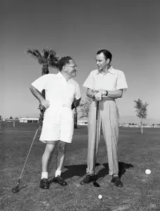 Frank Sinatra und Agent auf Golfplatz.