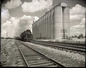 Railroad Tracks Drucke: Freight Train Passing Grain Elevators