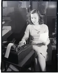Vintage Office Scene Drucke: Girl Using Adding Machine