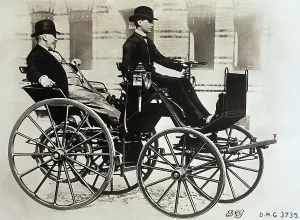Drucke von Gottlieb Daimler genießt einen Spaziergang in seinem Pferdelesswagen im Jahr 1885, während sein Sohn Wilhelm stolz durch die Straßen von Berlin fährt Industrielle Drucke: Gottlieb Daimler fährt in erster Automobil.