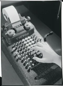Antique Office Equipment Drucke: Hand Typing on an Adding Machine