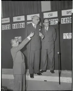German Politics Drucke: Hubert Ney Making a Statement