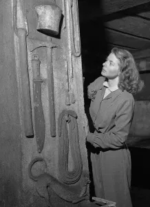 Ingrid Bergman Beobachtet alte Händewerkstücke