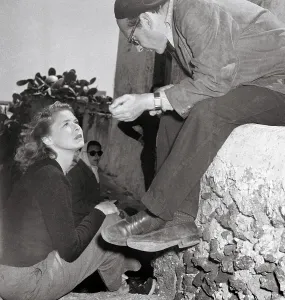 Ingrid Bergman und Roberto Rossellini im Gespräch außerhalb