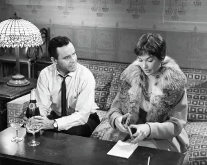 Vintage Celebrity Photos Drucke: Jack Lemmon and Shirley Maclaine In The Apartment