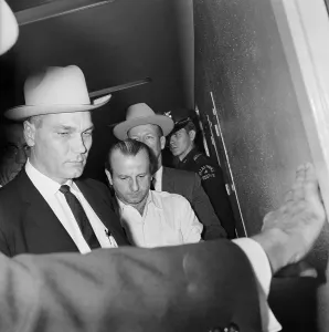 Jack Ruby wird wieder in die Gefängnis zurückgebracht