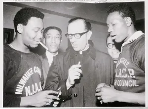 Drucke von (Chicago): Der Pfarrer James E.Groppi aus Milwaukee (Wis.) , ein umstrittener Priester von der Stadt Milwaukee, hält sich hier mit Mitgliedern des Militärauftragskommandos Wisconsin Drucke: James E.Groppi und Milwaukee Commandos