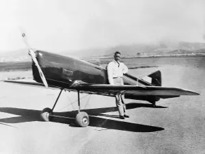 Aircraft Innovation Drucke: John A. MacReady Posing with Plane