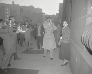 Cold War Era Photographs Drucke: Judith Coplon Avoiding the Camera