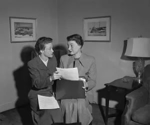 Historical Figures In Engineering Drucke: Katherine Stinson and Evelyn Jetter Having Conversation