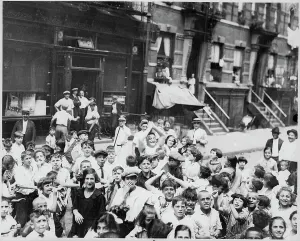 NYC Street Scene Photography Drucke: Large Crowd Looking into Camera