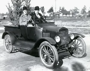 Laurel Und Hardy Drucke: Laurel und Hardy im Modell-T-Ford