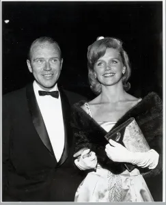 Classic Hollywood Photoshoots Drucke: Lee Remick & Bill Colleran At Function