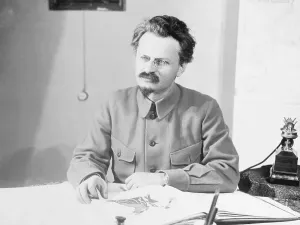Leon Trotsky Portrait Drucke: Leon Trotsky at His Desk