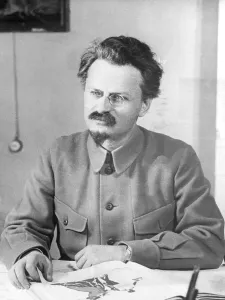 Historical Figure Images Drucke: Leon Trotsky Leafing Through Book