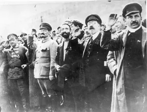 Leon Trotsky Drucke: Leon Trotsky Saluting