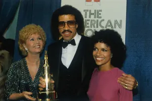 Lionel Richie nimmt Preis entgegen.
