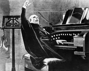 Drucke von Original-Umschreibung) 1925-Lon Chaney wird in Der Phantom der Oper gezeigt, sitzt und spielt am Orgel. Filmstill Im Kino: Lon Chaney als der Phantom der Oper.