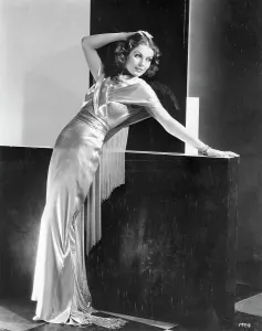 Loretta Young in einem Seidenabendkleid