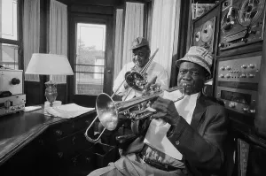 Louis Armstrong spielt Trompete.