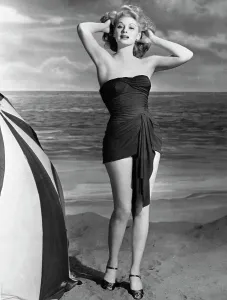 Verwandte Bilder Drucke: Lucille Ball modelliert einen straplosen Badeanzug am Strand.