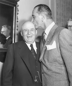Lyndon B.Johnson küsst Sam Rayburn
