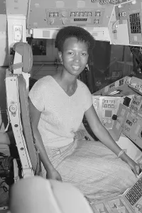 Johnson Space Center Photos Drucke: Mae Jamison Posing Inside Space Shuttle Simulator
