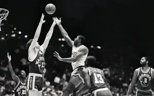 80s Sports Icon Drucke: Magic Johnson Going for Lay up