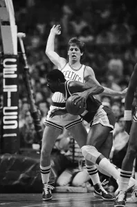Magic Johnson macht einen Zug mit dem Ball.