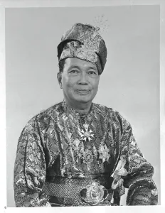 Traditional Dress Photography Drucke: Malayan Sultan