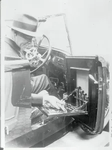 London Motor Show Drucke: Man Using Equipped Tool Box