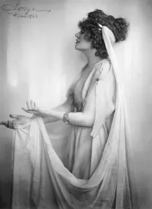 Beautiful Women In Art Drucke: Maria Jeritza Posing