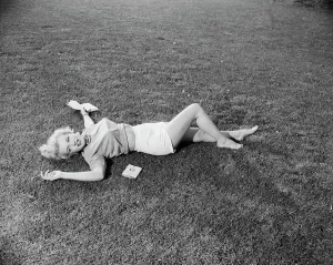 Drucke von 1951-Miss Cheesecake-Invigrierend: Das Ablegen der Schuhe und das Spaziergehen barfuß auf dem Gras oder sogar die Lolligkeit wie Marilyn Monroe, ist für mich die meist invigorierende Aktivität Im Kino: Marilyn Monroe liegt auf dem Gras