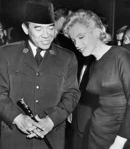 Marlène Monroe steht mit Präsidenten Soekarno