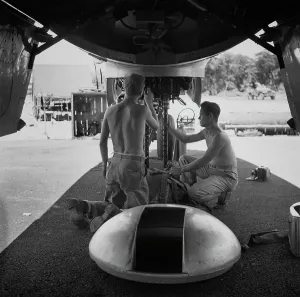 WWII Aviation Photography Drucke: Marines at Work