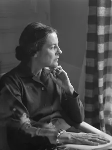 Literary Author Portraits Drucke: Mary McCarthy in a Studious Pose