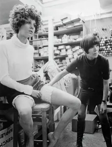 Vintage London Fashion Drucke: Mary Quant Fitting a Model