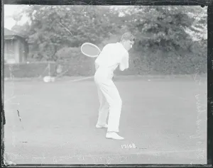 Maurice McLaughlin spielt Tennissport
