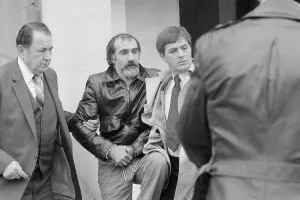 Männer begleiten John Stanfa