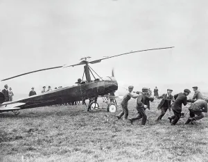 Vintage Aircraft Transportation Drucke: Men Pulling a Helicopter