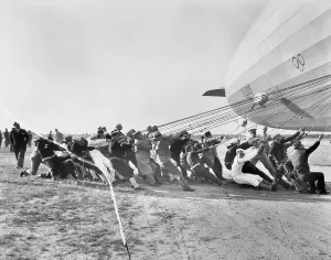 Männer ziehen den Hindenburg an