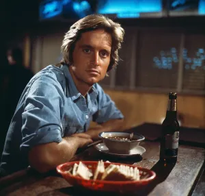 Famous People Photos Drucke: Michael Douglas Pausing for The Camera