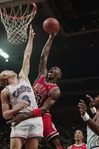 Cleveland Drucke: Michael Jordan schießt über Craig Ehlo