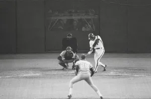Mike Schmidt ein Doppel anbietet