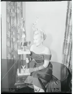 Vintage Model Portraits Drucke: Model, Ann Rush Posing With Trophy