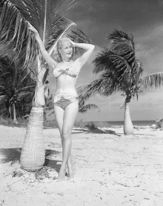 Vintage Bikini Styles Drucke: Model Posing In A Bikini On The Beach