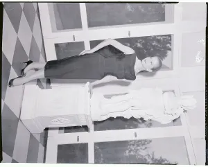 Confident Female Models Drucke: Model Posing by Large Statue
