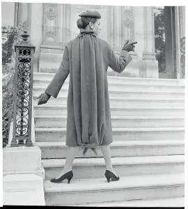 50s Fashion Inspiration Drucke: Model Posing in a Back View