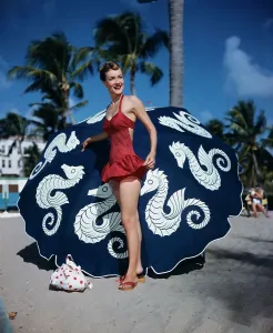 Retro Swimwear Designs Drucke: Model Wearing Bathing Suit Fashion on Beach